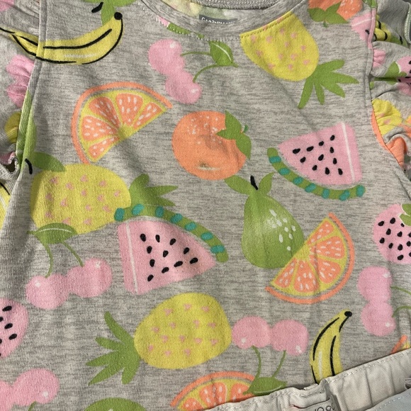 2 tops and 1 pair of shorts - Picture 2 of 7